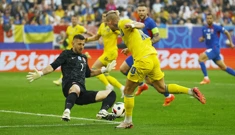 Mudrik i Martin Dubravka, Foto: Thilo Schmuelgen/REUTERS