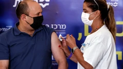 Naftali Bennett prima treću dozu cjepiva