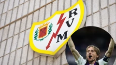 Luka Modrić i grb Rayo Vallecana
