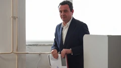 Albin Kurti na biračkom mjestu