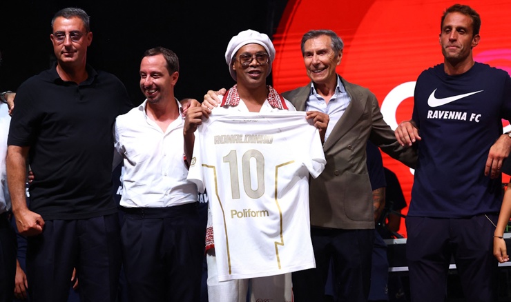 Ronaldinho predstavljen u Ravenni, želi zaigrati protiv Modrića