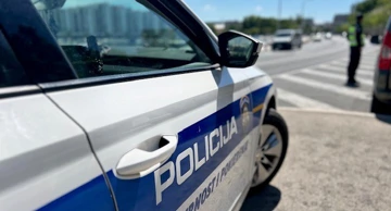 Pod povećalom dostavna i taksi vozila u prometu