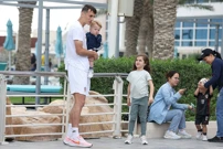 Ante Budimir sa svoja dva sina ispred Hotela Hilton Doha, Foto: Goran Stanzl/PIXSELL