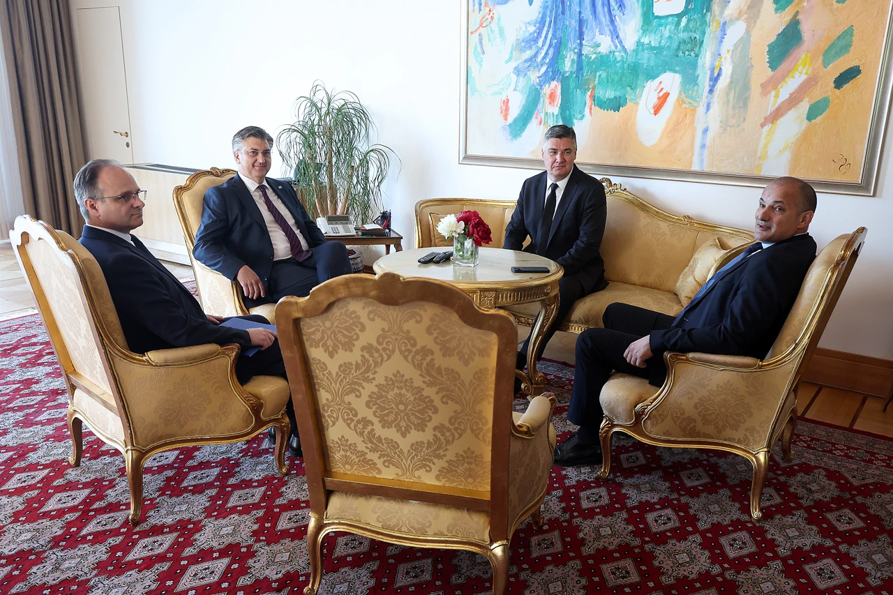 Plenković predao Milanoviću potpise za sastavljanje vlade