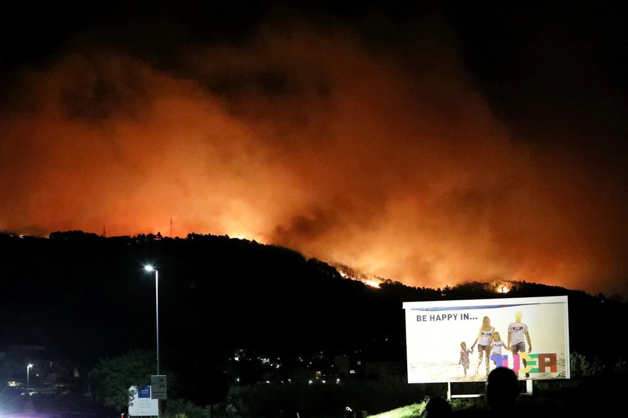 Gori u Tučepima, zatvorena državna cesta, Foto: Ivo Ravlic/CROPIX