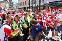 Hrvatski navijači s danskom policijom, Foto: Luka Stanzl/PIXSELL