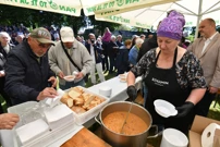 Podjela prvomajskog graha u Čakovcu, Foto:  Vjeran Zganec Rogulja /Pixsell