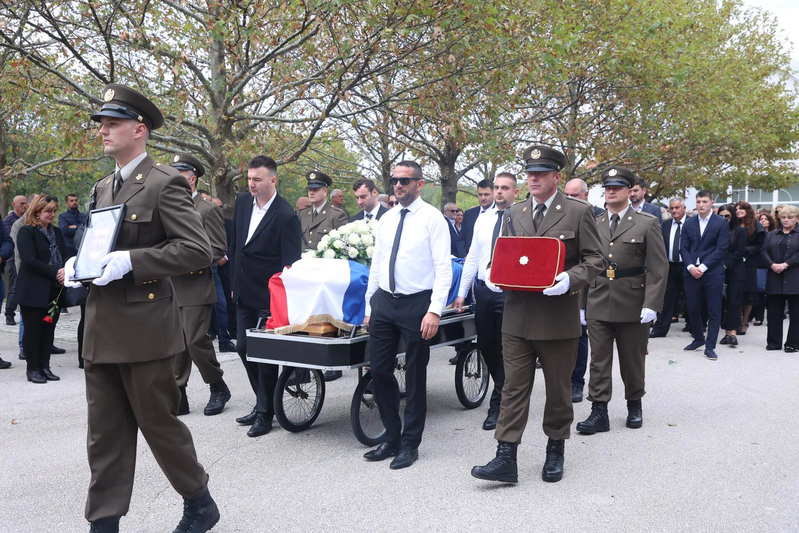 Der letzte Abschied von Ante Ćorušić auf dem Friedhof in Lovreć 7 pxl 241024 122811565 20241024155535