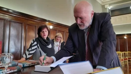 Ante Simonić dijeli autograme