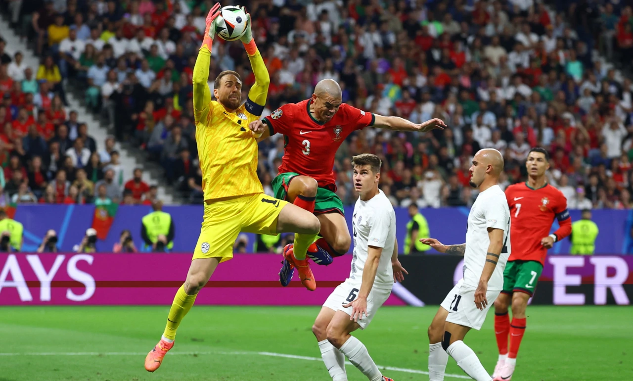  Jan Oblak i Pepe, Foto: Kai Pfaffenbach/REUTERS