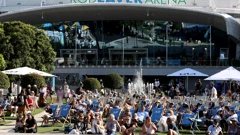 Navijači prate mečeve ispred Rod Laver arene