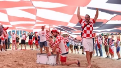 Navijačka zastava ispred hotela Vatrenih