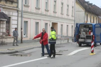 Zbog obilnih kiša došlo je do ulegnuća ceste u središtu Karlovca, Foto: Kristina Štedul Fabac/PIXSELL