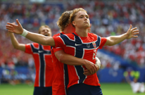 Slavlje Andreasa Schjelderupa , Foto: Nathan Ray Seebeck/IMAGN IMAGES/REUTERS