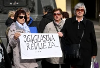 Prosvjed bivših radnica šibenske tvrtke Revija, Foto:  Marko Lukunic/PIXSELL
