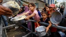 Humanitarni djelatnici dijele hranu u Gazi, 28. rujna 2025.