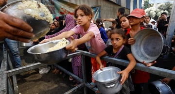 Humanitarni djelatnici dijele hranu u Gazi, 28. rujna 2025.