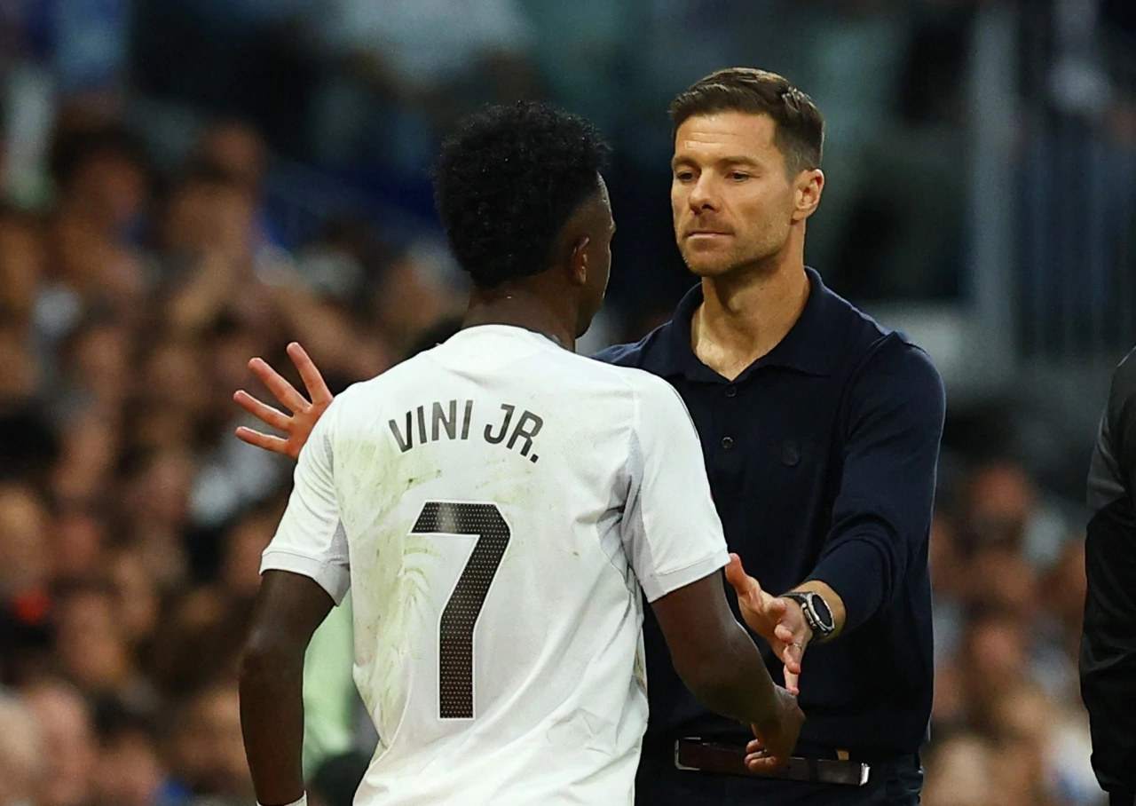 Xabi Alonso i Vinicius Junior  