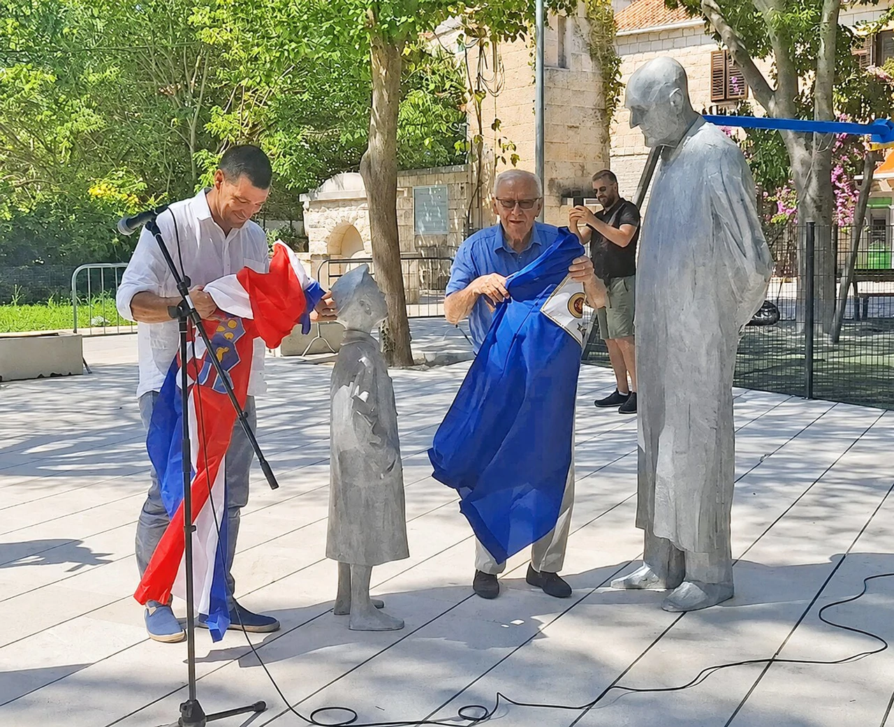 načelnik Ranko Blažević i bivši ministar kulture Božo Biškupić otkrivaju spomenik, Foto: BBF/GH