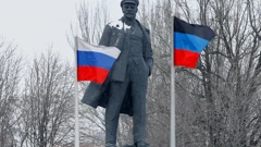 Zastave Rusije i samoproglašene Donjecke republike kod kipa Vladimira Lenjina