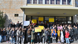 Prosvjed srednjoškolaca zbog zaključavanja ulaznih vrata škole