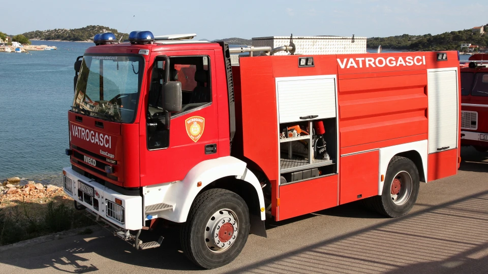 Vatrogasci u viškom akvatoriju spasili 16 osoba