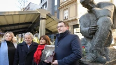 Položen vijenac na spomenik Nikole Tesle