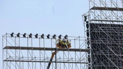 Radovi na izgradnji pozornice za Thompsonov koncert