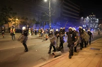 Beograd: Policija oklopnim vozilima i suzavcem rastjerivala demonstrante, Foto: Djordje Kojadinovic/Reuters