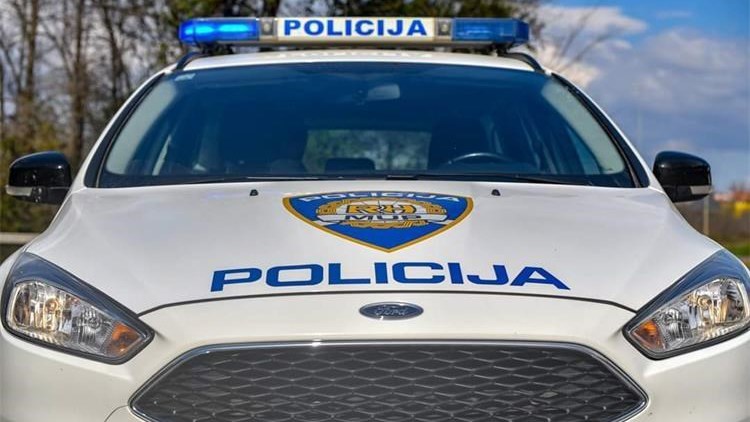 Bei einem Verkehrsunfall in Runovići bei Imotski starb ein Fußgänger. 3 policija automobil 2 20250818202302