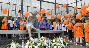 Okupljeni uz spomenik Dražena Petrovića na Baldekinu