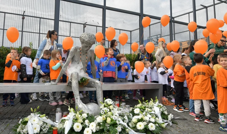 Okupljeni uz spomenik Dražena Petrovića na Baldekinu