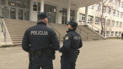 Policija pred školom