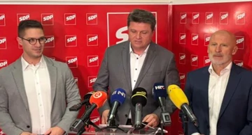  SDP members at a press conference 