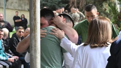Suze ispred bolnice u koju su smješteni stradali