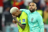 Dani Alves tješi Neymara, Foto: Hannah Mckay/REUTERS