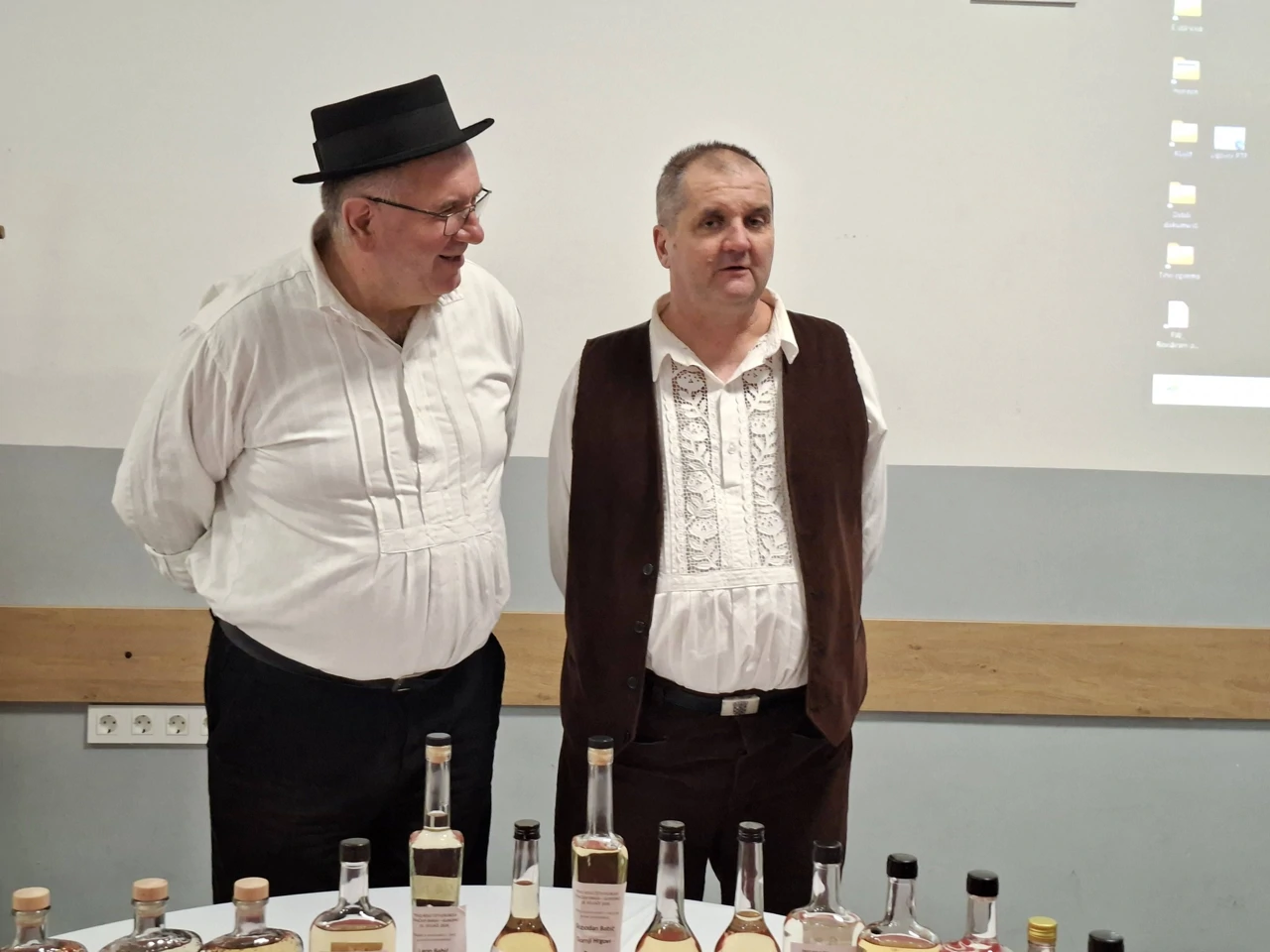 Prvo kolo rakijskog petoboja u Gundincima, Andrija Matić i proizvođač najbolje šljivovice u 1. rakijskom petoboju Drago Knežević  , Foto: M.Milas/Radio Osijek