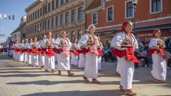 Svečani mimohod sudionika 59. Vinkovačkih jeseni 