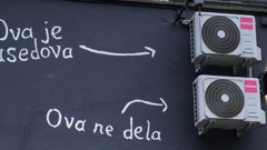 Zanimljive poruke na pročelju zgrade u Zagrebu