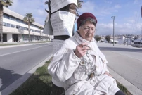 Žena se lancima vezala za palmu ispred splitske gradske uprave, Foto: Ivo Cagalj/PIXSELL