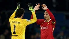 Alisson Becker i Virgil van Dijk slave pobjedu, Foto: Gonzalo Fuentes/REUTERS