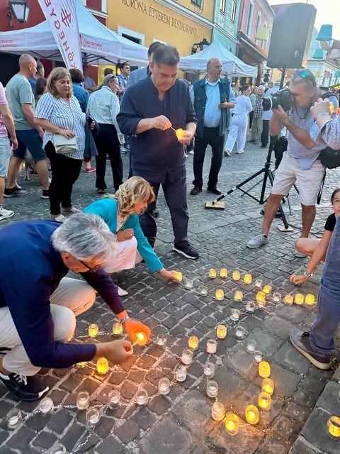 Paljenje svijeća na glavnom trgu u Sentandriji, Foto: Neda Maretić/HRT