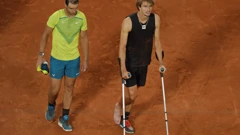 Zverev na štakama završava nastup na Roland Garrosu