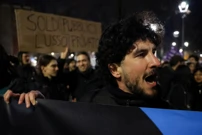 Prosvjedi u Milanu na dan otvorenja ZOI. U pozadini natpis "javni novac, privatni luksuz", Foto: Kevin Coombs/REUTERS