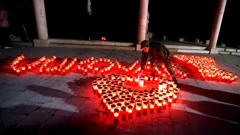 Šibenik: Na Trgu palih branitelja Domovinskog rata zapaljene su svijeće za Vukovar , Foto: Dusko Jaramaz/PIXSELL