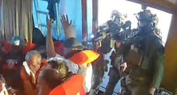 Izraelski ratni brodovi presreli humanitarnu flotilu koja se kretala prema Gazi