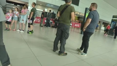 Nekolicina navijača čeka u Zagrebu, Foto: HTV/HRT