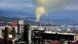 Apokaliptična vizura Kvarnera: pogled iz rafinerije na Mlaki prema rafineriji u Urinju (Foto: Nel Pavletić / Pixsell))