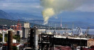 Apokaliptična vizura Kvarnera: pogled iz rafinerije na Mlaki prema rafineriji u Urinju (Foto: Nel Pavletić / Pixsell))
