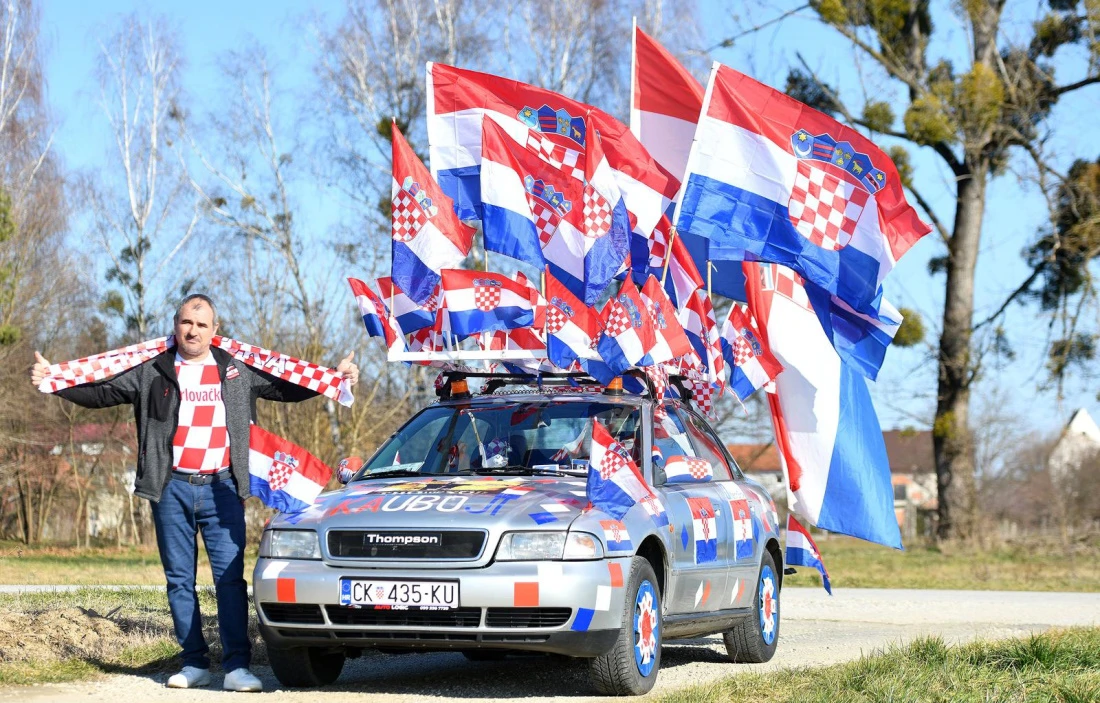 Ukrasio automobil sa 60-ak hrvatskih zastava za doček rukometaša